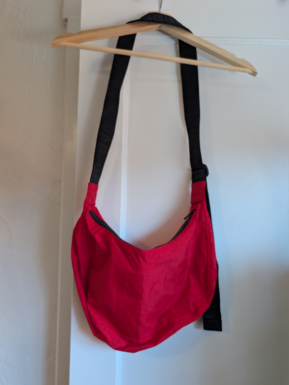 Baggu medium candy apple crescent